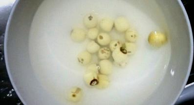 将莲子洗净，冷水浸泡一晚上备用