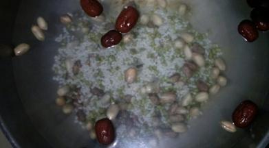 锅中倒适量清水，把泡发好的米类捞出放入