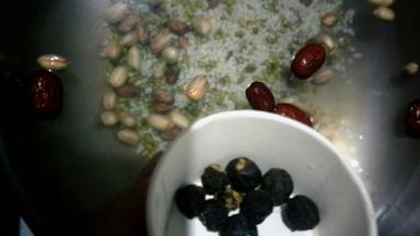 加入桂圆肉，开大火煮30分钟后换中小火再煮30分钟OK(具体时间根据自己的加水量和锅子的热量决定，可以多放些水多煮一段时间。煮至粥汤浓稠，豆类软糯即可)