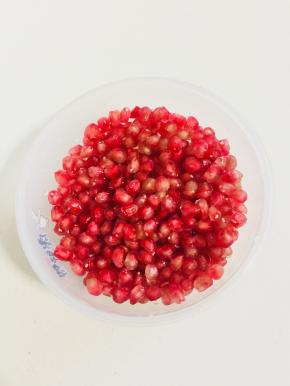 用小棒轻轻的敲打一下，石榴籽就完美的掉下来啦！也可以直接用手来剥石榴籽哦！