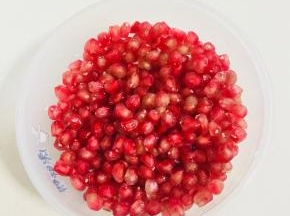 用小棒轻轻的敲打一下，石榴籽就完美的掉下来啦！也可以直接用手来剥石榴籽哦！