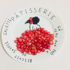 再用石榴籽小心的摆在少女背影的下面，做成裙摆即可。