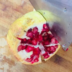 在石榴的四周均匀的切几刀。