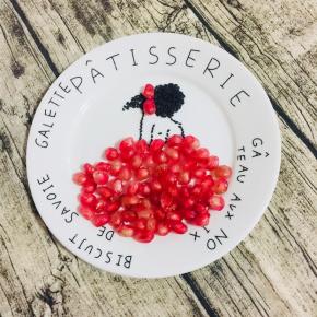 一个漂亮又妖娆的石榴少女跃然盘中。