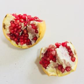 轻轻的一掰，石榴就可以很轻松的掰开啦！