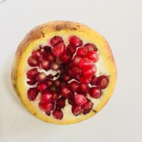 用刀在石榴的顶端切一下，把盖子拿掉。