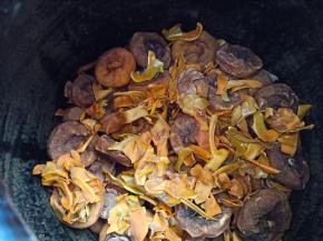 将晾好的柿饼放到容器里，一层柿饼一层柿子皮，上面用柿子皮覆盖，密封好等待柿饼起白霜