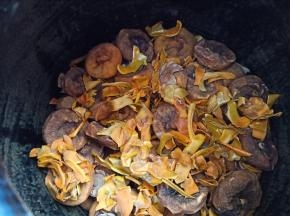 将晾好的柿饼放到容器里，一层柿饼一层柿子皮，上面用柿子皮覆盖，密封好等待柿饼起白霜