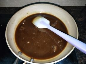 阿胶液倒入锅内，放入冰糖碎小火熬煮