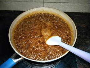 不时翻拌一下预防粘锅，加速冰糖融化，有条件可以将冰糖打成粉。