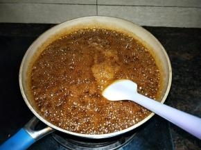 不时翻拌一下预防粘锅，加速冰糖融化，有条件可以将冰糖打成粉。