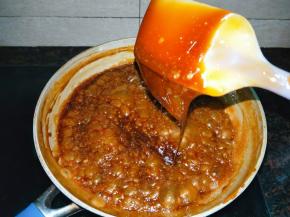 大概十来分钟左右目测阿胶浓稠熬至有大泡沫，提起刮刀有阿胶液可以倒挂的状态，这叫挂旗。