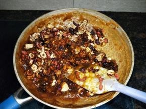 转最小火，除了黑芝麻以外，倒入所有的配料，翻炒均匀