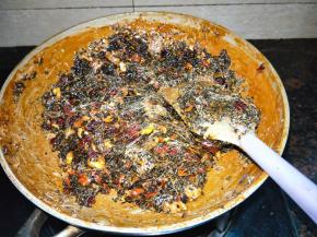 黑芝麻分两次倒入，开启女汉子模式，压翻拌的手法，使所有材料都粘上阿胶，关火。