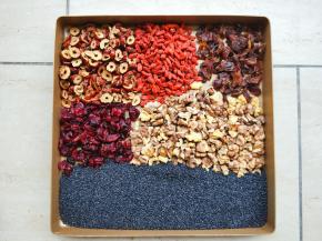 核桃掰碎160℃烘烤10分钟，芝麻炒香备用