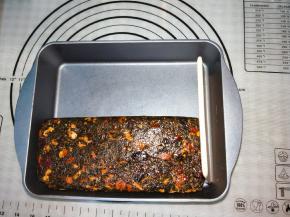 稍微凉后，移到合适的容器，整形出你想要的高度。