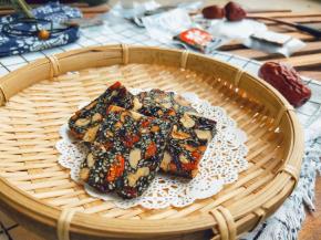 真空包装常温可放1个月都没问题，如果没有真空机就保鲜盒密封保存。成品如牛扎糖般，软硬适中。