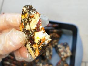 先在刀上面抹一层油，再切成小块。