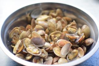 甲用水浸泡20分钟，水里要加少许盐，这样可以让花甲吐沙，再多洗两遍，有的人洗净后就直接做了，而我先用开水把花甲的壳煮开，再继续制作，这样做可以更干净