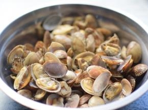 甲用水浸泡20分钟，水里要加少许盐，这样可以让花甲吐沙，再多洗两遍，有的人洗净后就直接做了，而我先用开水把花甲的壳煮开，再继续制作，这样做可以更干净