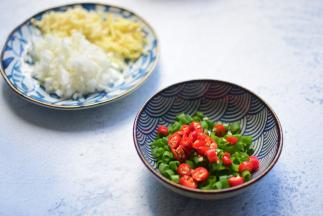 切好蒜末、辣椒、葱花和姜丝