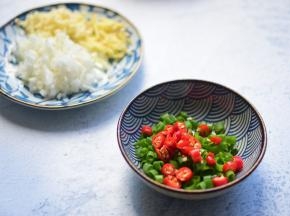 切好蒜末、辣椒、葱花和姜丝
