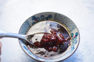 料汁：豆瓣酱、蚝油、料酒、生抽混合在一个碗中，拌匀备用