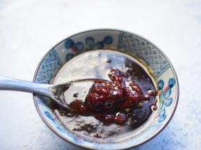 料汁：豆瓣酱、蚝油、料酒、生抽混合在一个碗中，拌匀备用