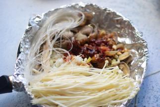 粉丝、金针菇，再加上料汁