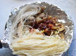 粉丝、金针菇，再加上料汁