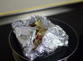 放在炉灶上，大火煮