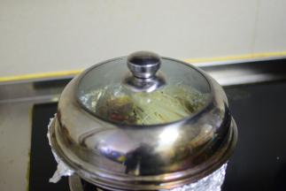 直接盖上锅盖煮也可以