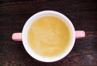 小米清洗干净，用温水泡5分钟左右。