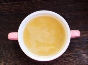 小米清洗干净，用温水泡5分钟左右。