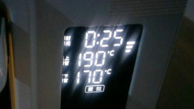 烤箱上火190/下火170预热(忽略图上显示的时间。预热烤箱一般需要10分钟左右，这个时间段蛋挞差不多可以做好，就可直接放入烤箱了)