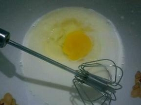 把除葡萄干外的所有挞液材料混合