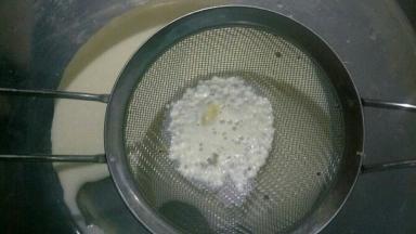 将挞液过筛两遍