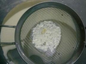 将挞液过筛两遍