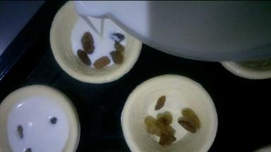 将挞液倒入挞皮中，约9分满