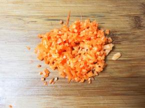 胡萝卜削去皮切成碎末