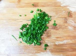 葱洗净切成葱花