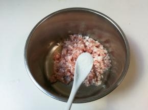 肉糜放入一小勺盐顺时针搅拌至有粘性