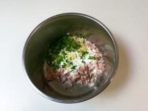 放入葱姜，放入适量清水顺时针搅拌至有粘性