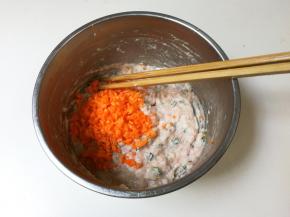 放入胡萝卜末