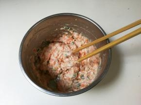 顺时针搅拌至有粘性，放入冰箱冷藏半小时