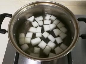 锅中放入冬瓜和冷水一起烧开