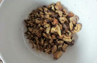 首先把核桃仁放入烤箱烤熟，上下火150度烤8分钟左右，烤熟后切碎或装入食品袋用擀面杖擀碎备用(具体烘烤温度和时间根据自己烤箱调节)