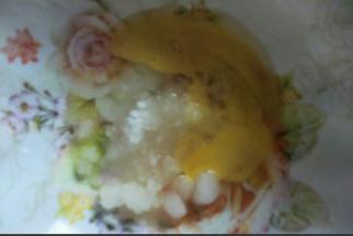 将鸡蛋打散，留出一小部分刷饼干面。其余的和糖，油，盐一起拌匀(一定要拌匀，融为一体的样子)