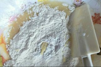 过筛低粉，泡打粉，小苏打，加入