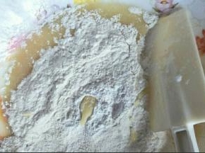 过筛低粉，泡打粉，小苏打，加入